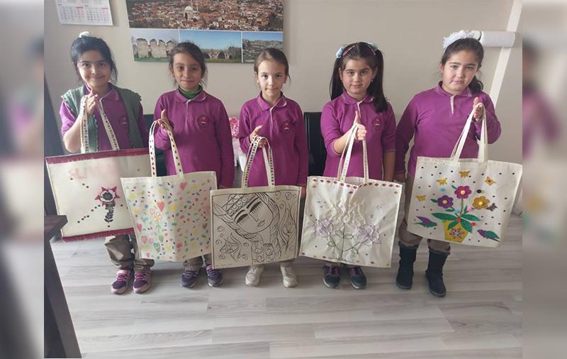  İZNİK -  Elbeyli ilkokulu sıfır atık projesinde minikler harika bez çantalar tasarladı