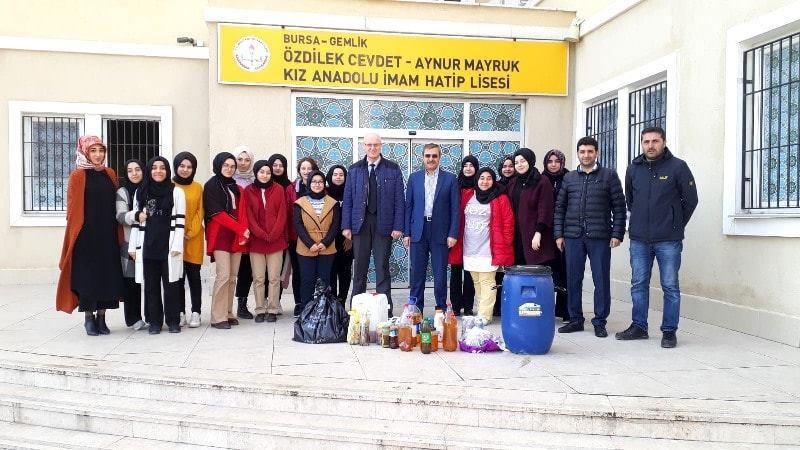   Gemlik Özdilek Cevdet Aynur Mayruk Kız Anadolu İmam Hatip Lisesi öğrencileri atık yağ ve atık pil toplama projesi ile çevreye duyarlı 