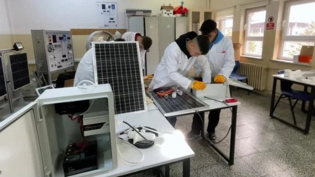 Bursa'daki meslek lisesi deprem bölgesi için mobil güneş paneli ve hijyen malzemeleri üretiyor