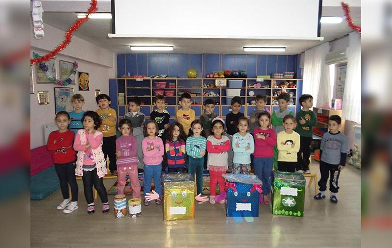 Mustafakemalpaşa 14 Eylül İlkokulu Ana sınıfı Sayın Ezel Tuna öğretmenimiz ve sıfır atık gönüllüsü öğrencileri