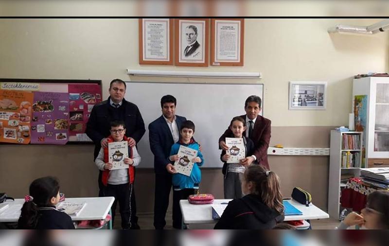  Cumhuriyet İlkokulunda 3. ve 4. sınıflara enerji tasarrufu konulu Ali'nin Enerji Serüveni isimli dergiyi öğrencilerimize dağıttıldı.  