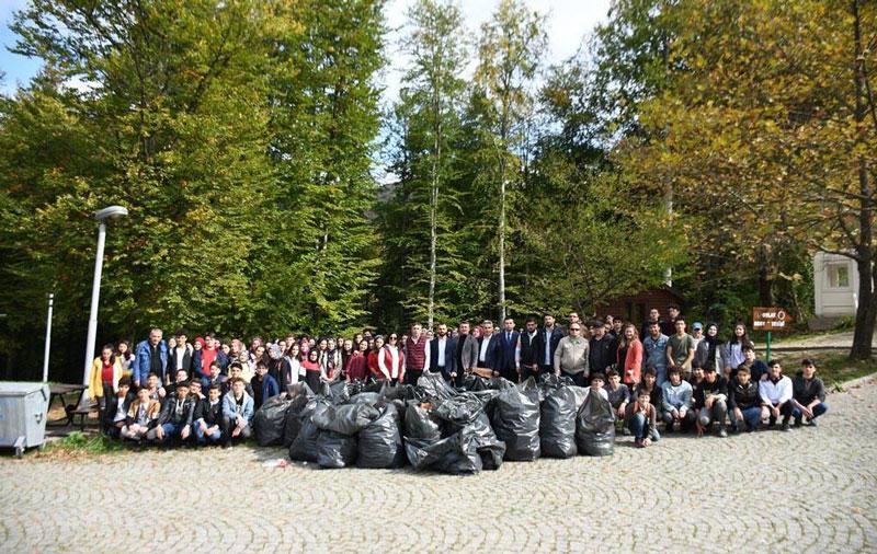 İnegöl Zeki Konukoğlu Anadolu Lisesi Oylat Mesire alanında temizlik etkinliği gerçekleştirdi.