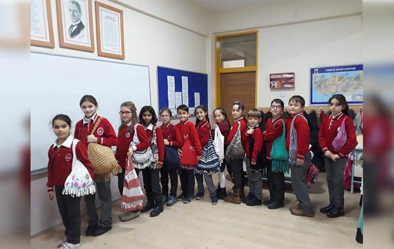 İznik Selçuk İlkokulu 4. Sınıf Öğrencileri Eski Kazaklarından Sıfır Atık Projesi Kapsamında Çanta Yaptılar.